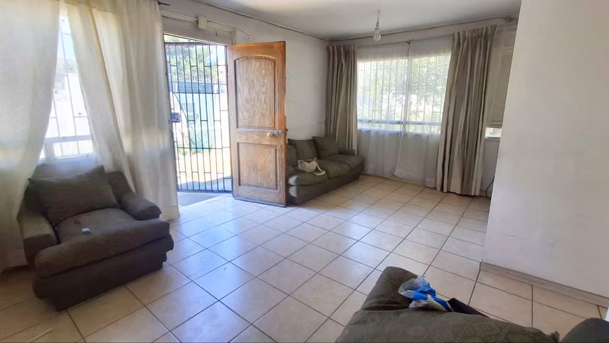 Casa con patio ideal para remodelar - Imagen 3