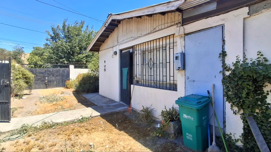Casa con patio ideal para remodelar