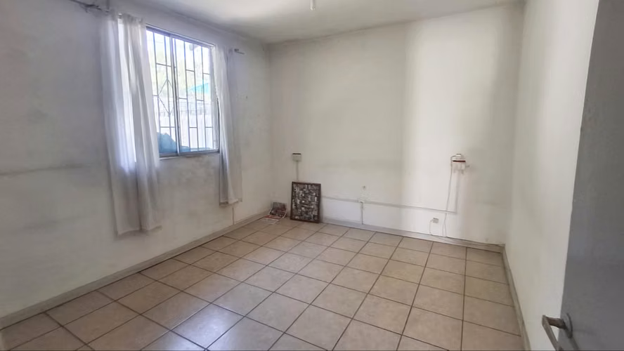 Casa con patio ideal para remodelar