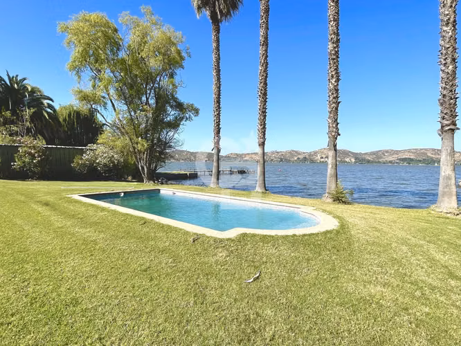 Casa en Rapel: Orilla del Lago y Muelle Privado