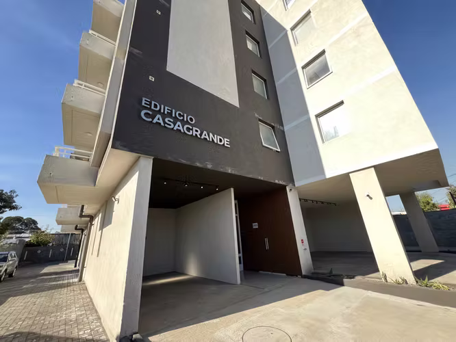 Arriendo amplio departamento de 2 dormitorio, 2 baño y estacionamiento. Incluye gastos comunes