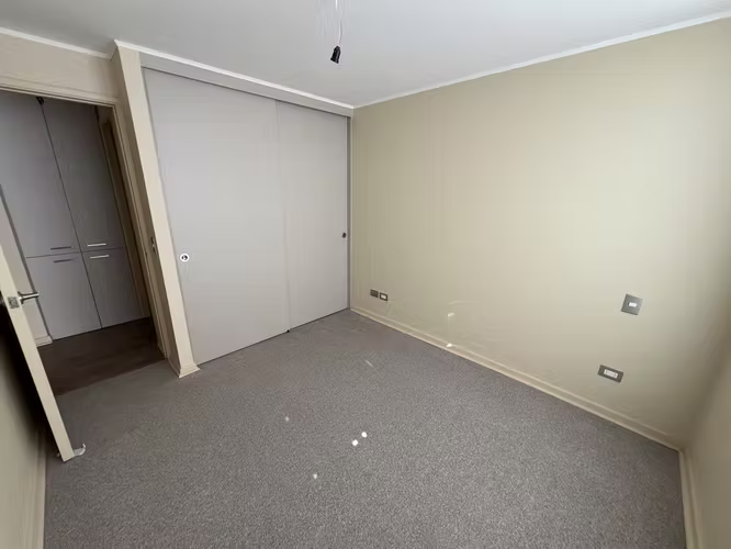 Arriendo amplio departamento de 2 dormitorio, 2 baño y estacionamiento. Incluye gastos comunes