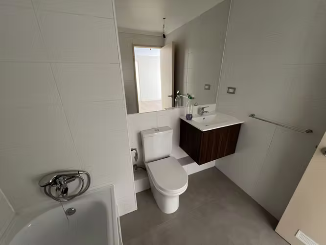 Arriendo amplio departamento de 2 dormitorio, 2 baño y estacionamiento. Incluye gastos comunes