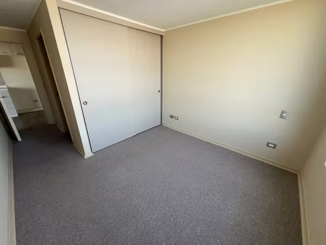 Arriendo amplio departamento, 1 dormitorio, 1 baño, con estacionamiento. Incluye gastos comunes