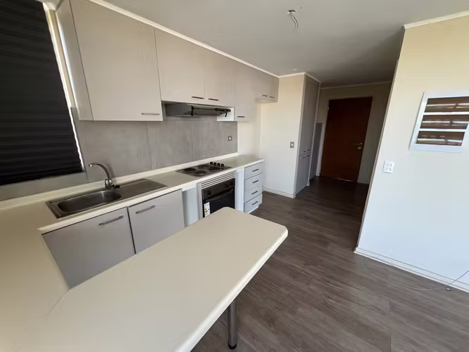 Arriendo amplio departamento, 1 dormitorio, 1 baño, con estacionamiento. Incluye gastos comunes