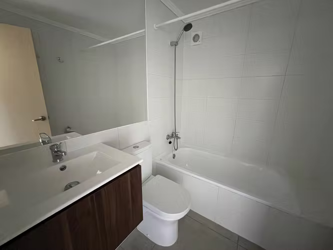 Arriendo amplio departamento, 1 dormitorio, 1 baño, con estacionamiento. Incluye gastos comunes