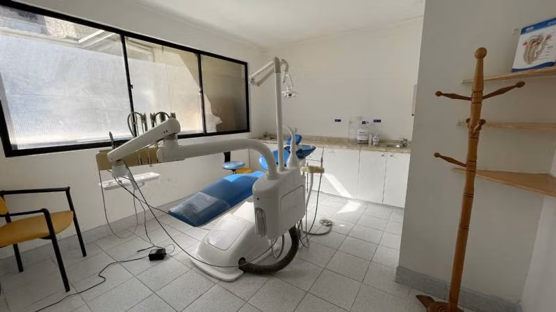 Local CLINICA DENTAL UBICACIÓN ESTRATEGICA