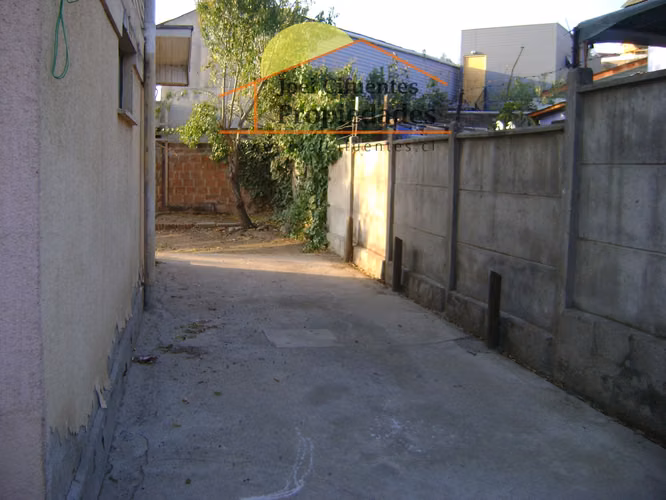 Amplia casa individual, 5 dormitorios, terreno de 530 mts2. Cod-2420