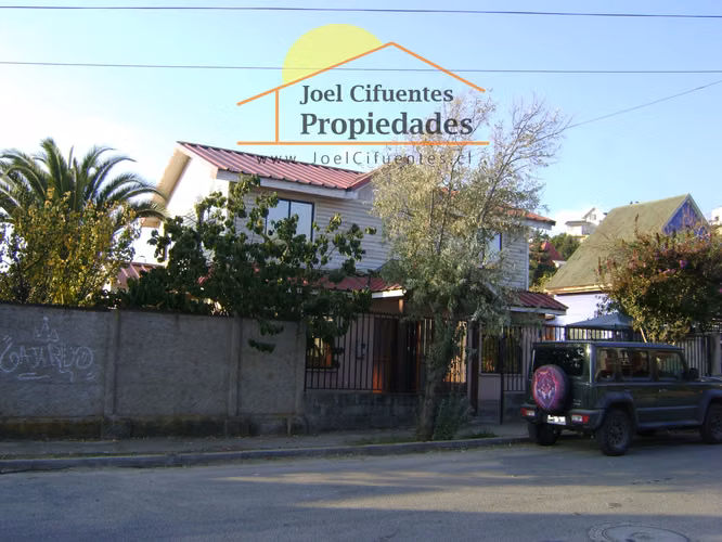 Amplia casa individual, 5 dormitorios, terreno de 530 mts2. Cod-2420
