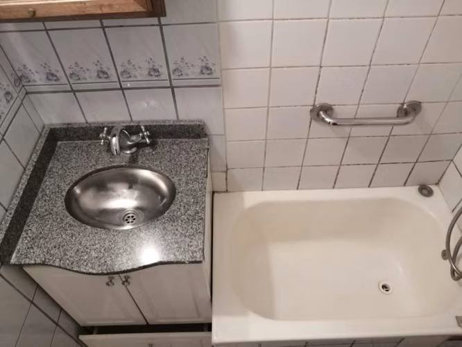 TIENE UN EXCELENTE PATIO TECHADO CON TERRAZA PARA DISFRUTAR DE LOS FINES DE SEMANA CON LAS AMISTADES
