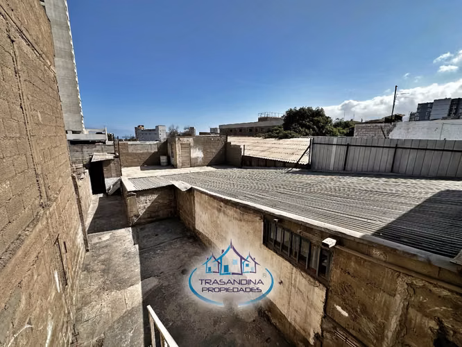 CASA Habitacional con 2 Locales Comerciales – Zona Central