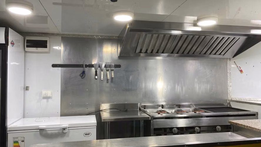 CARRO Food TRuCK AÑO 2022 MEDIDAS 5X2 METROS CASI NUEVO