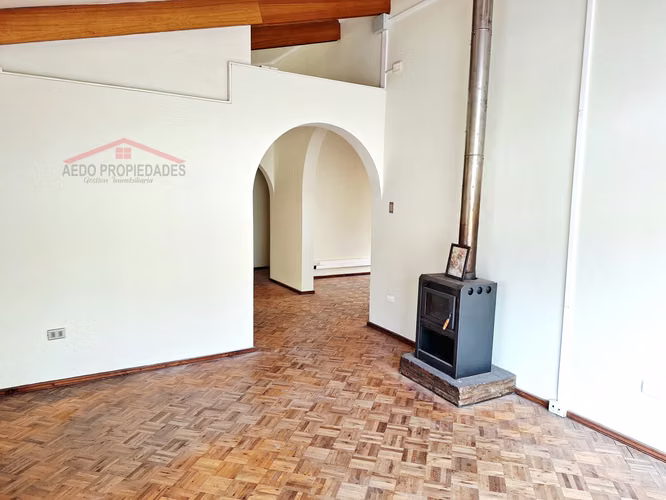 Se Vende Amplia Casa con destino habitacional y Administrativo en pleno centro de Quillota.