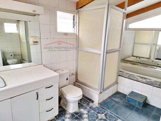 Se Vende Amplia Casa con destino habitacional y Administrativo en pleno centro de Quillota.