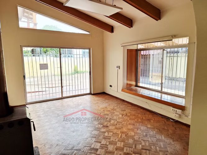 Se Vende Amplia Casa con destino habitacional y Administrativo en pleno centro de Quillota.