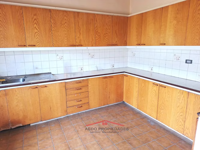 Se Vende Amplia Casa con destino habitacional y Administrativo en pleno centro de Quillota.