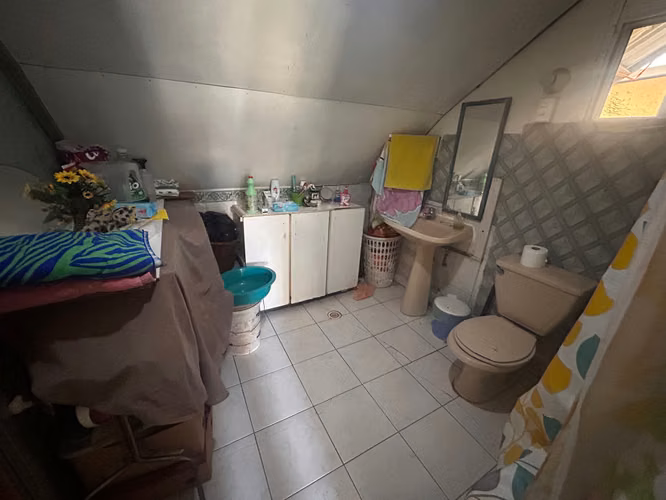 Casa con local comercial en piso 1.  (157772)