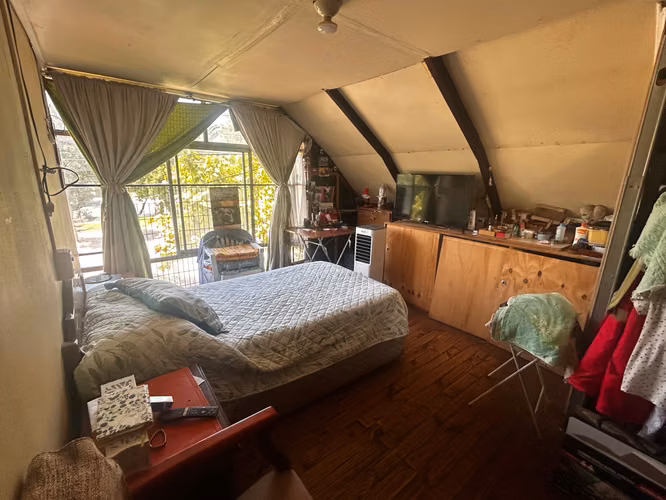 Casa con local comercial en piso 1.  (157772)