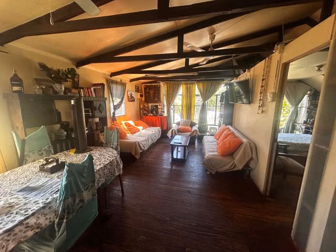Casa con local comercial en piso 1.  (157772)