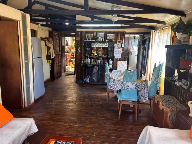 Casa con local comercial en piso 1.  (157772)