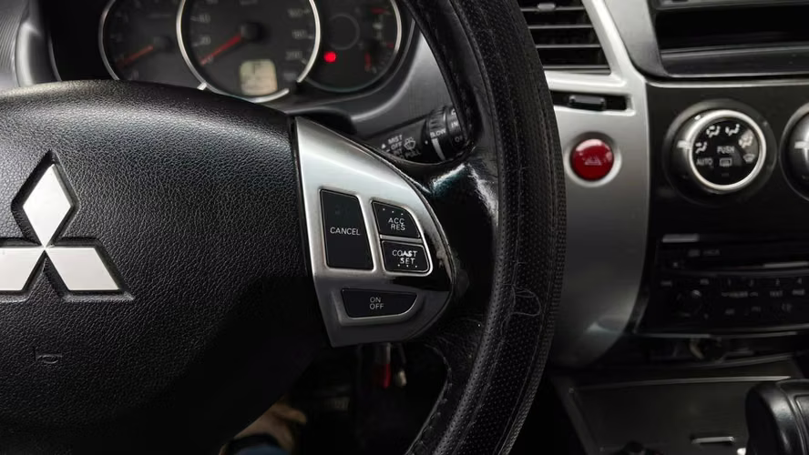 Mitsubishi Montero Sport G2 2.5 Diesel 2WD AT (2013)