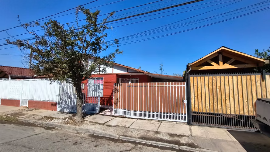 Linda casa en Conjunto Habitacional El Arrayan de Maipú.