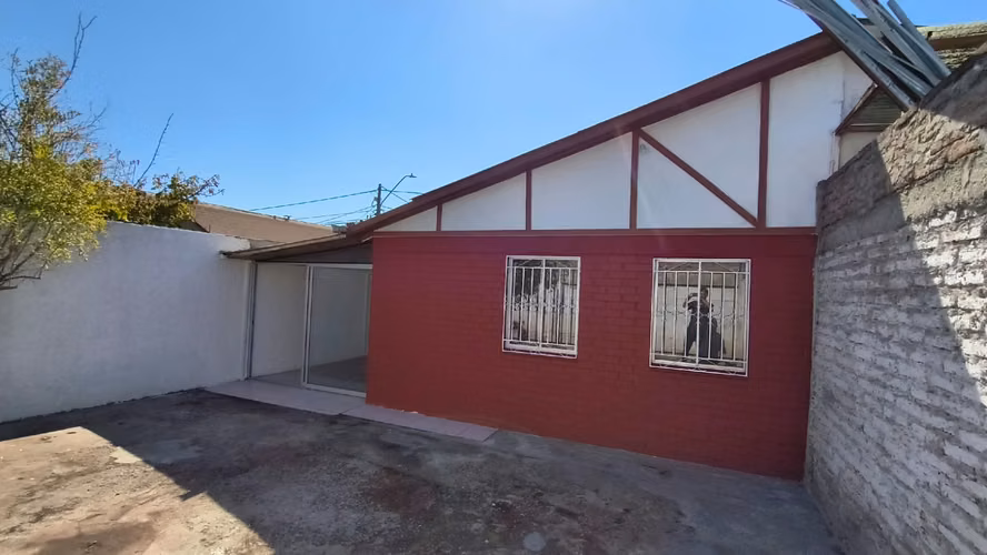 Linda casa en Conjunto Habitacional El Arrayan de Maipú.