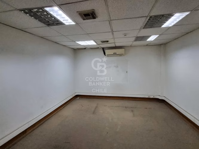 Amplio Local u Oficina Ubicada a Pasos de La Moneda