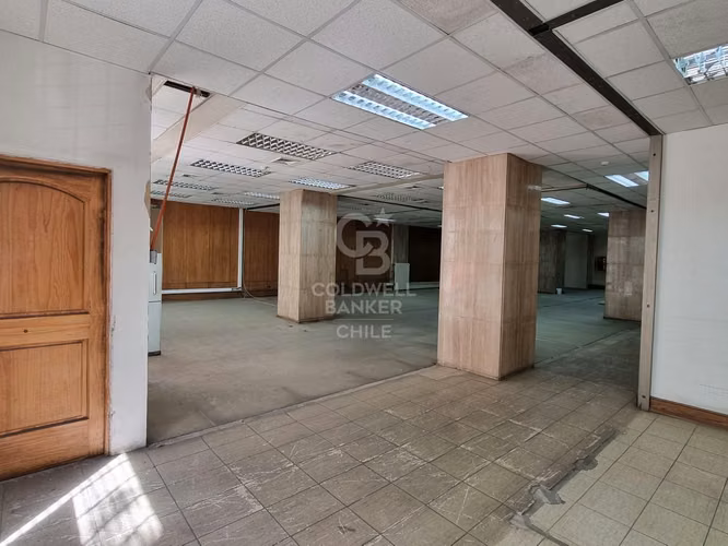 Amplio Local u Oficina Ubicada a Pasos de La Moneda