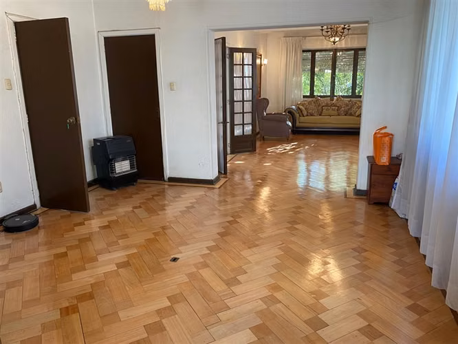 Casa Covarrubias, amplio terreno, dpto. interior, jardines