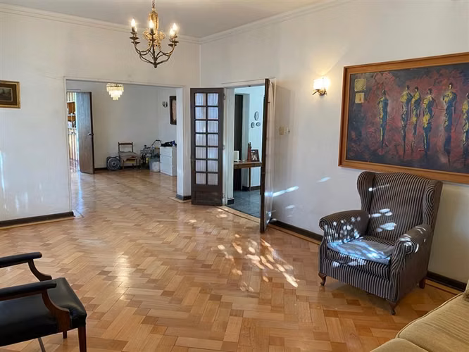 Casa Covarrubias, amplio terreno, dpto. interior, jardines