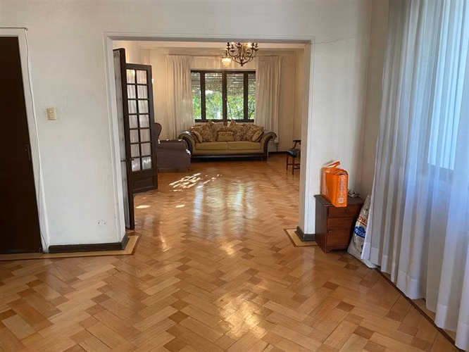 Casa Covarrubias, amplio terreno, dpto. interior, jardines