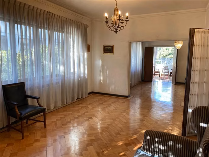 Casa Covarrubias, amplio terreno, dpto. interior, jardines