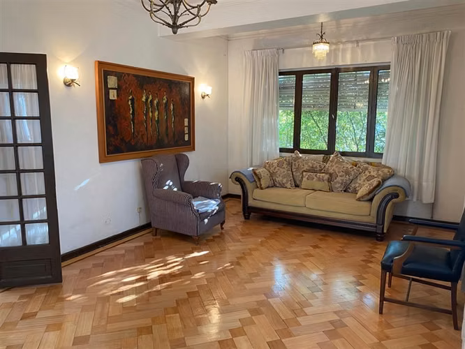 Casa Covarrubias, amplio terreno, dpto. interior, jardines