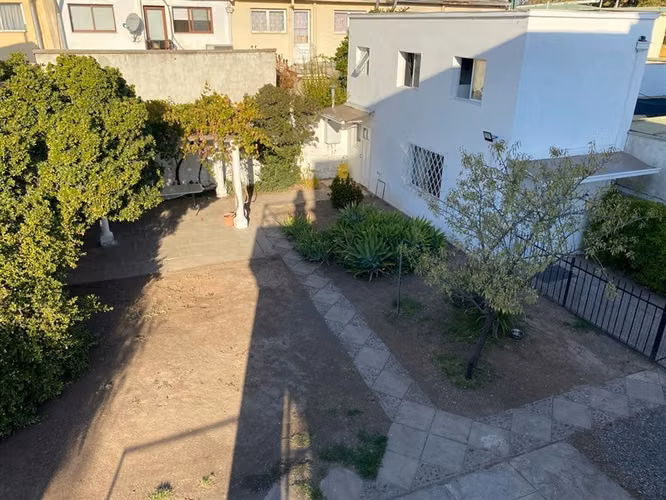 Casa Covarrubias, amplio terreno, dpto. interior, jardines