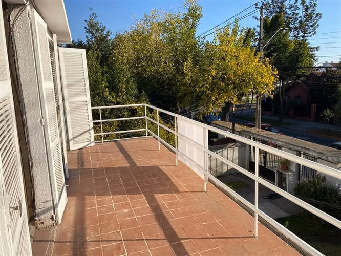 Casa Covarrubias, amplio terreno, dpto. interior, jardines