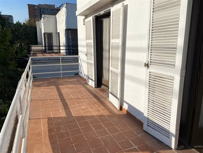 Casa Covarrubias, amplio terreno, dpto. interior, jardines