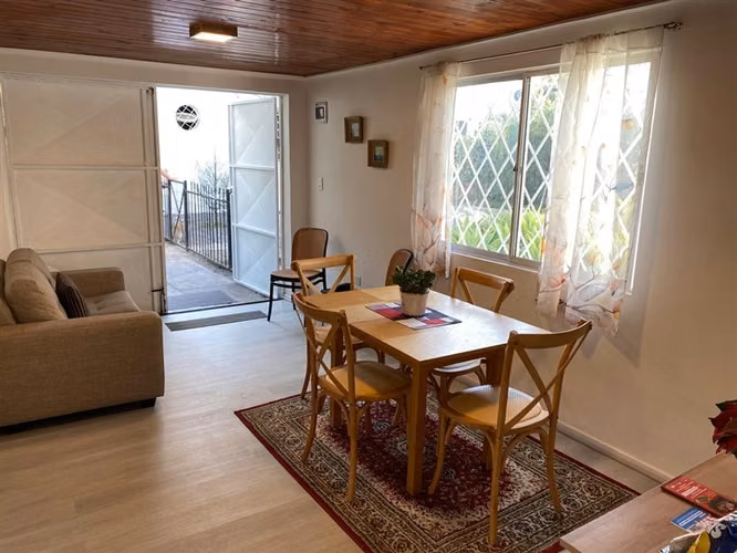 Casa Covarrubias, amplio terreno, dpto. interior, jardines