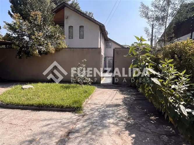 Casa en venta de 4 dorm. en La Reina