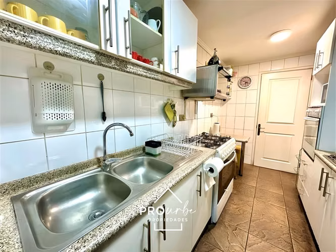 2D + sala de estar (3er dormitorio) Estacionamiento y bodega