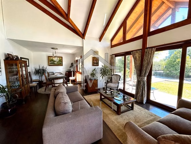Casa en venta de 4 dorm. en Colina