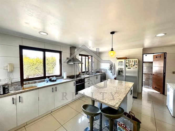 Casa en venta de 4 dorm. en Colina