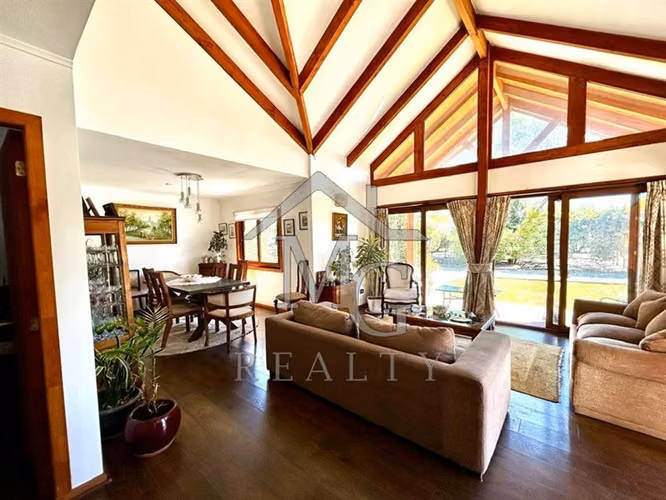 Casa en venta de 4 dorm. en Colina