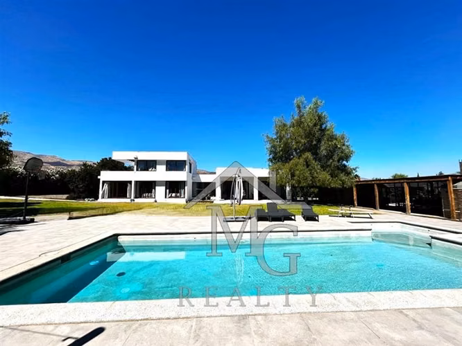 Casa en venta de 4 dorm. en Colina