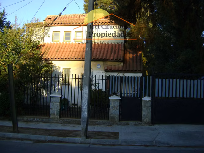 Casa antigua con terreno de 1474 mts2. buena ubicación. Cod-2417