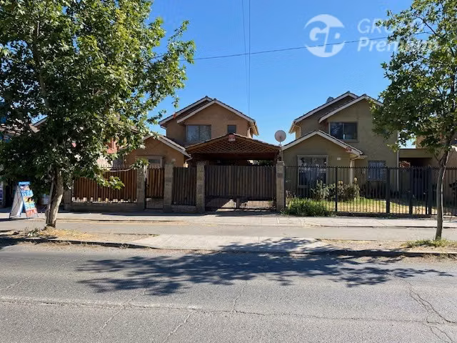 Casa aislada en venta 3D 3B 2E en Peñaflor en av. principal