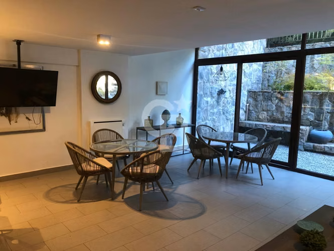 Moderno depto. c/jardín privado, céntrico y seguro.