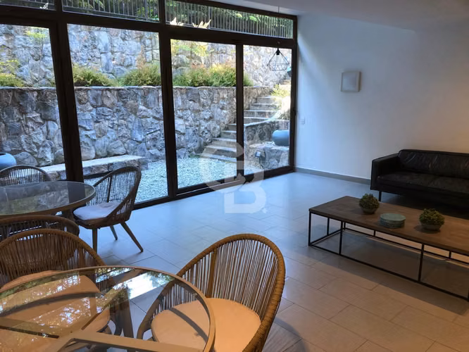 Moderno depto. c/jardín privado, céntrico y seguro.
