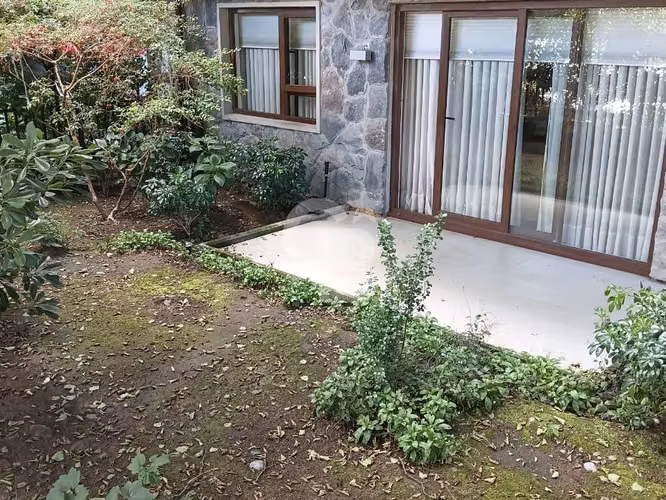 Moderno depto. c/jardín privado, céntrico y seguro.