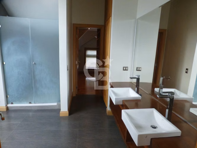 Casa en Puerto Varas: Seguridad, Vistas y Calidad Premium